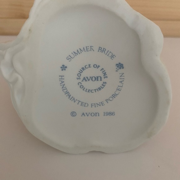 Vintage AVON 1986 Summer Bride Figurine Porcelain Collectible Wedding Keepsake - Picture 7 of 8